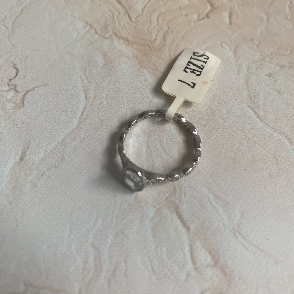 Elegant Silver Ring with Clear Gemstone - Picture 4 of 5